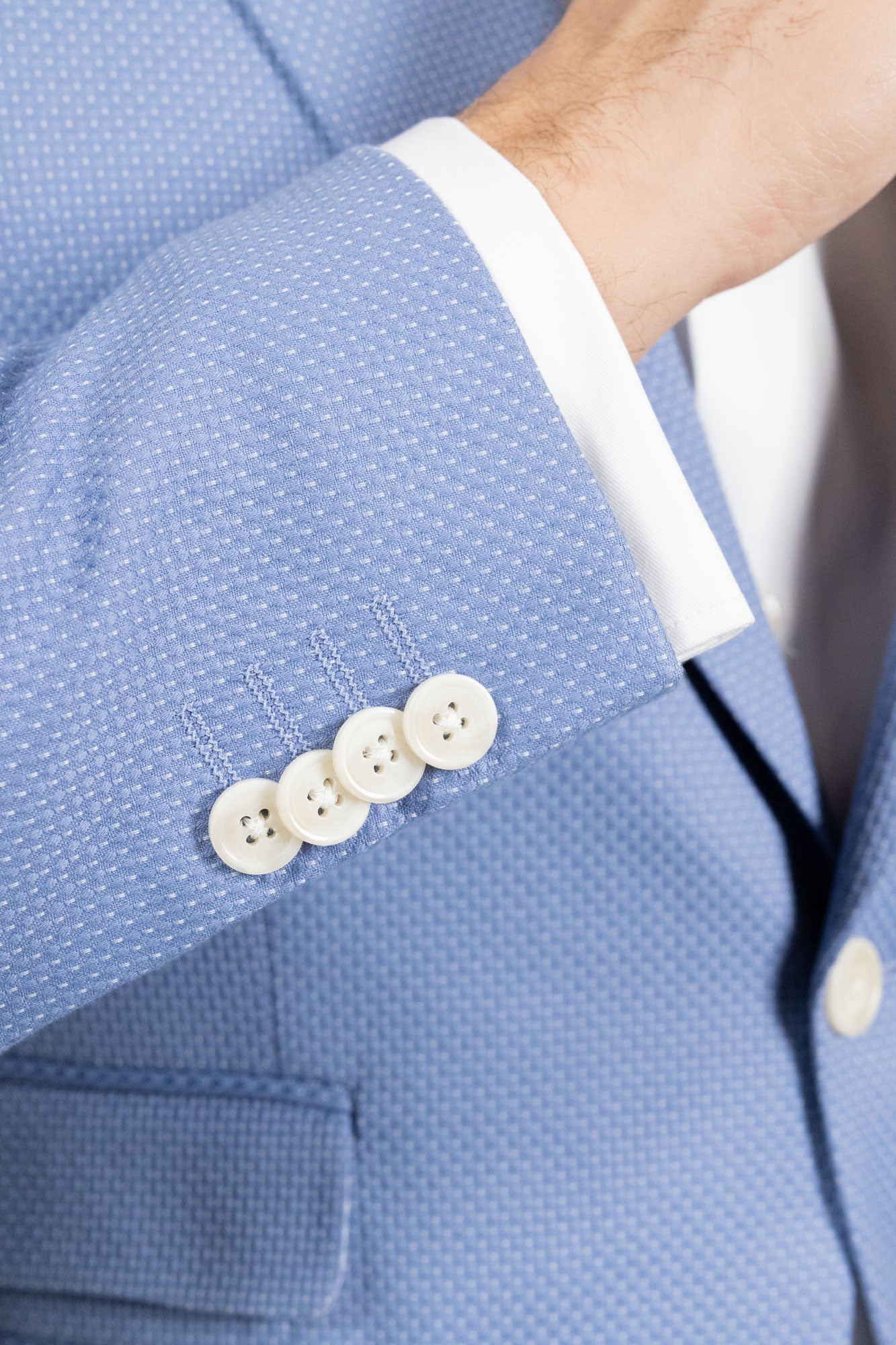 Roger Sinero . Costum