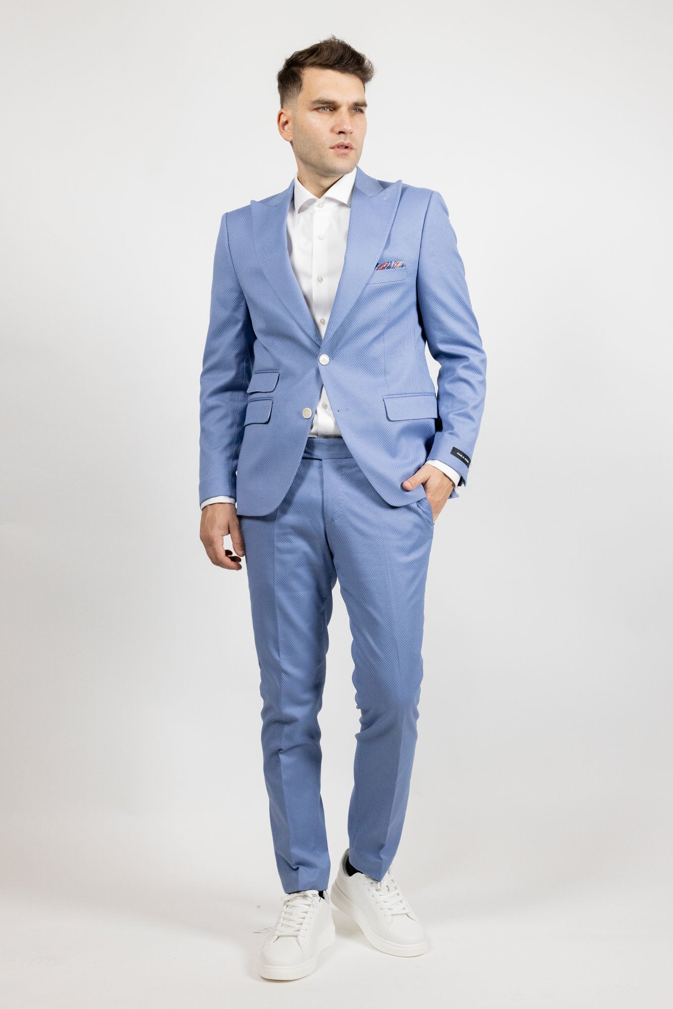 Roger Sinero . Costum